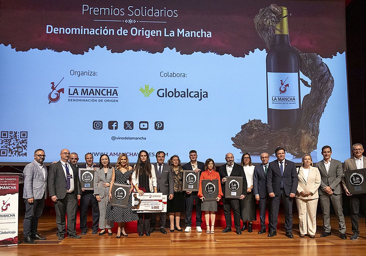 Autoridades y premiados en los Premios Solidarios DO La Mancha 2025