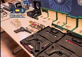 Doce kilos de cocaína, tres armas de fuego y vehículos de alta gama: el arsenal de un padre y su hija en Torrevieja