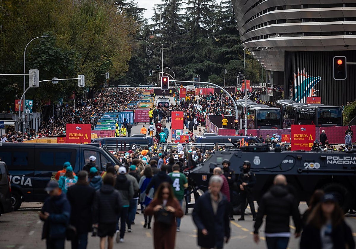 Policía Nacional y Policía Municipal controlan los aledaños del Bernabéu minutos antes del comienzo del encuentro de la NFL en el estadio del Real Madrid