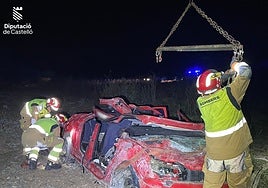 Dos jóvenes fallecen y tres resultan heridos graves tras caer un coche  desde un puente en Castellón