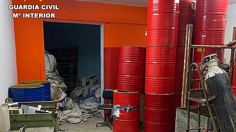 La Guardia Civil precinta un local de chatarra en Benigànim tras encontrar cobre y residuos no regulados