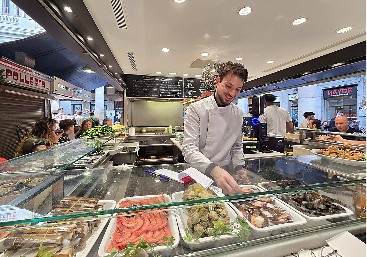 Borja Domínguez es la tercera generación que se hace cargo del establecimiento situado en el corazón del mercado más icónico de Barcelona