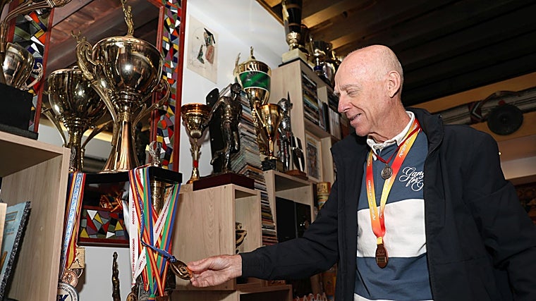 Juan Francisco Romera con sus medallas y trofeos en «el espacio de su vida»