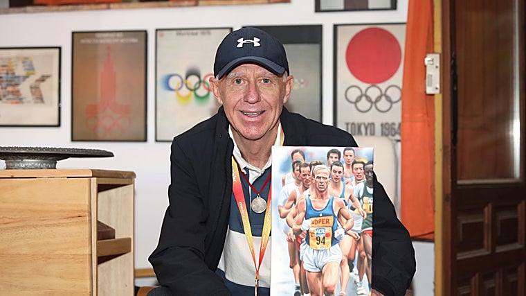 Juan Francisco Romera posa con un cuadro suyo en la Maratón de Londres, donde hizo el récord de España