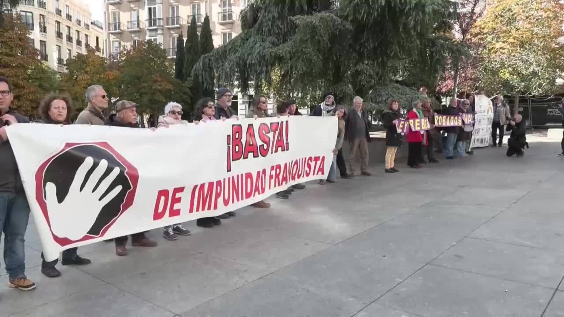 Decenas de personas protestas por la &quot;impunidad franquista&quot; por los bebés robados