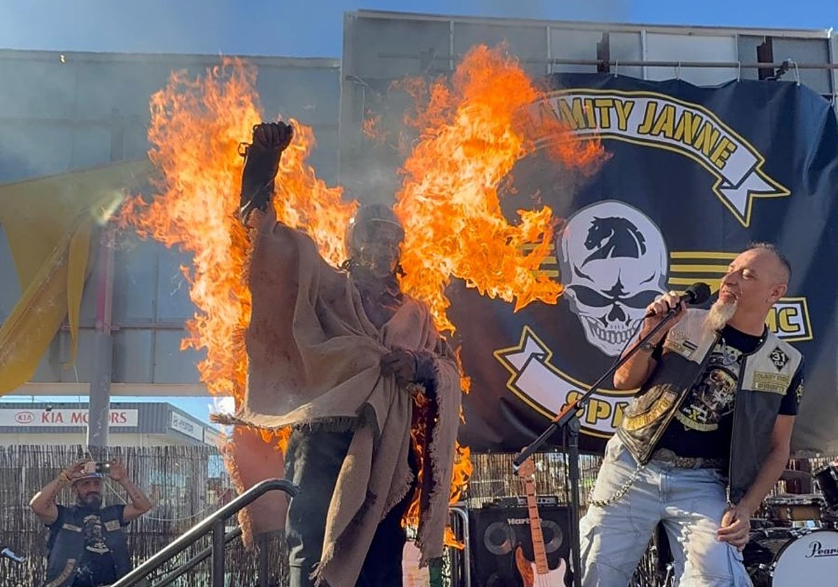 La música rock & roll hizo emanar fuego del escenario literalmente en la fiesta de Calamity Janne MC en Villajoyosa (Alicante)