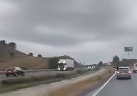 Cinco heridos en un accidente con un conductor 'kamikaze' en la autopista de Mijas