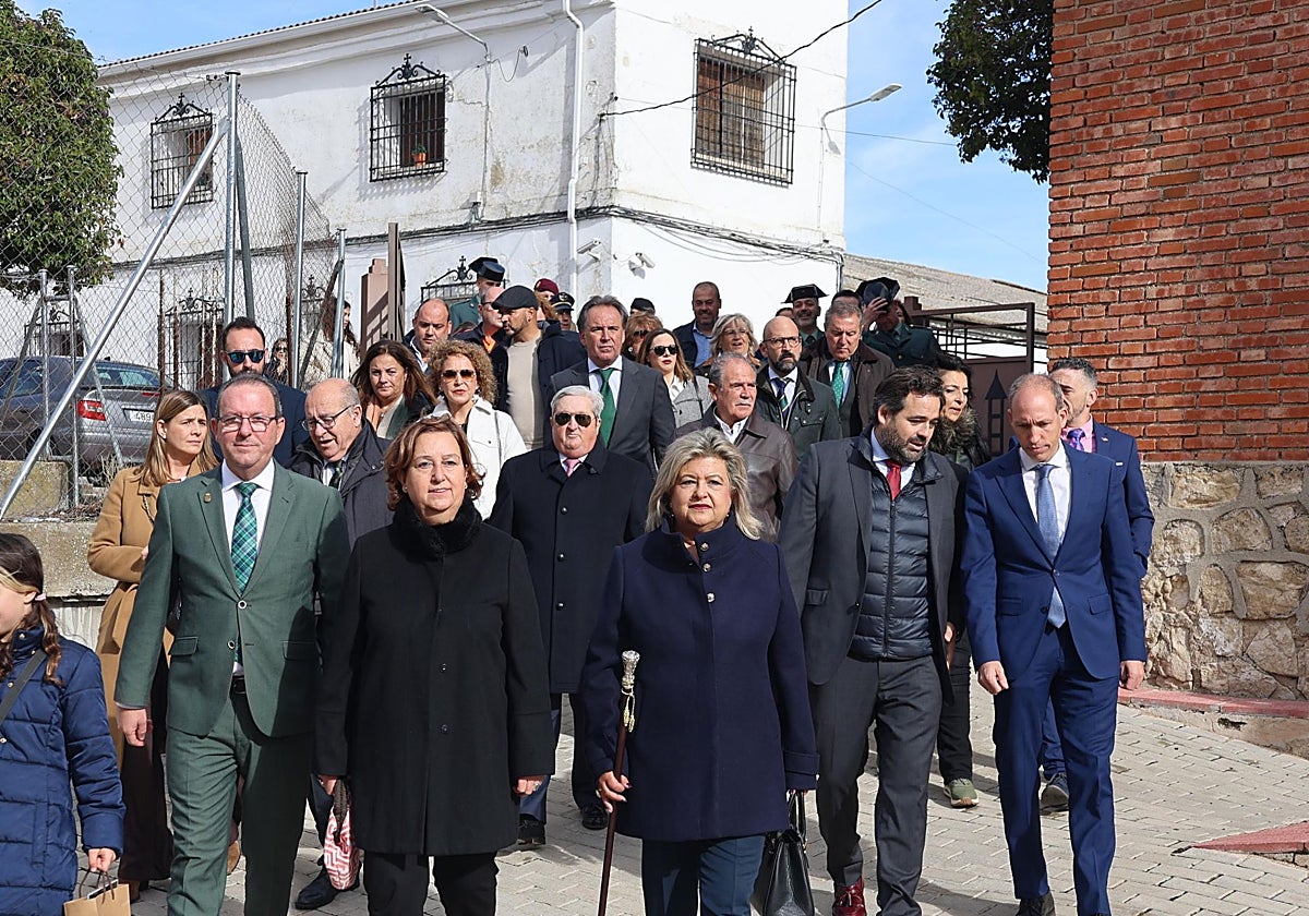 Cedillo, acompañada por la alcaldesa Raquel de la Varga, y el presidente regional del PP, Paco Núñez