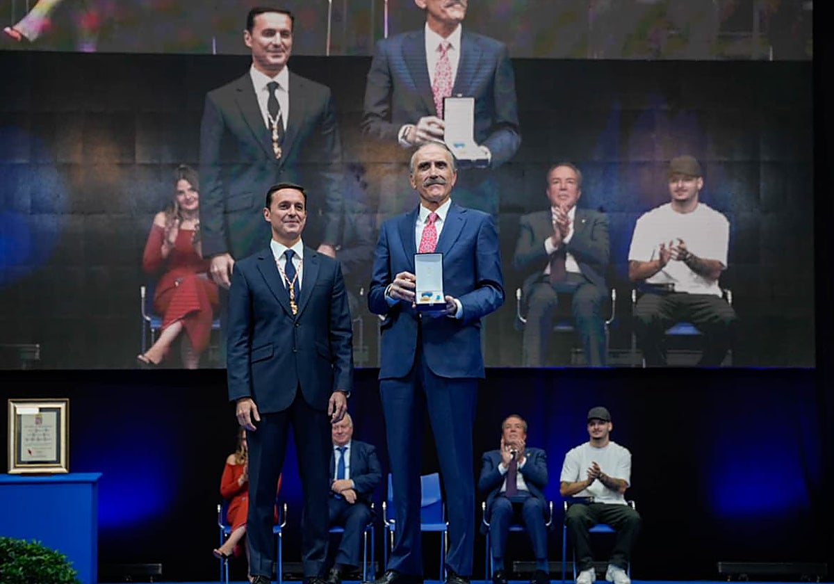 Juan y Medio ha recibido este domingo la Medalla de Oro de la Diputación de Almería