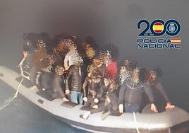 Detienen a un argelino que patroneaba una patera con 16 inmigrantes en Almería