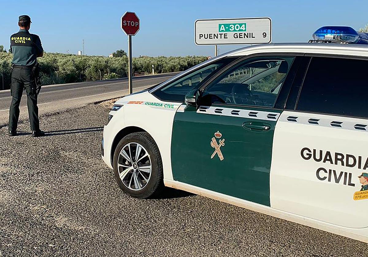 Un guardia civil patrullando en la entrada de Puente Genil