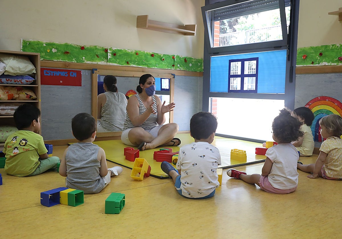 Una docente imparte clases en una escuela infantil.