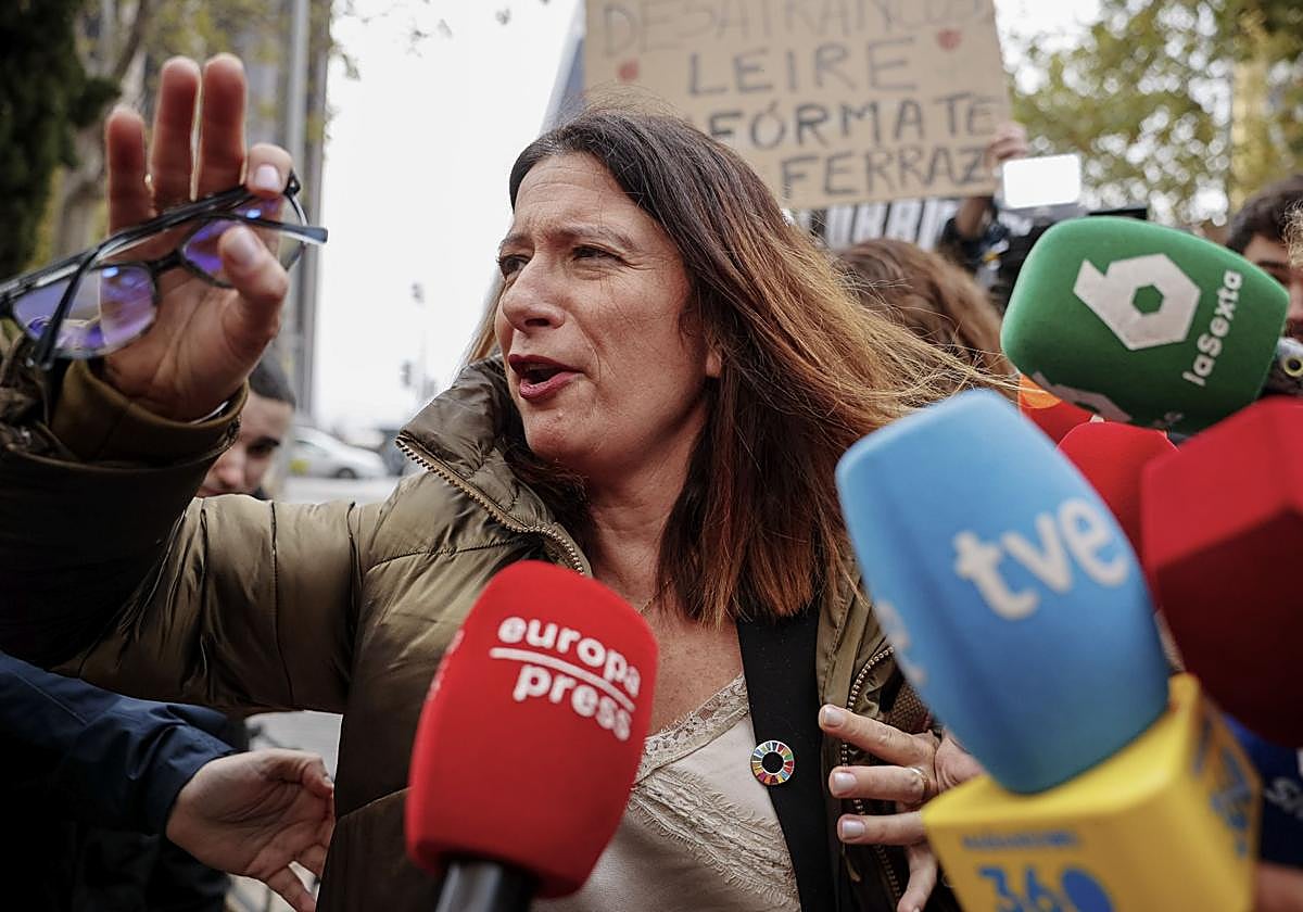 Leire Díez (c), exmilitante del PSOE, a las puertas de los Juzgados de Plaza de Castilla este lunes