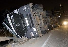 Muere un conductor que circulaba en sentido contrario por la A-7 y chocó con un camión en Almería