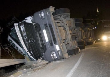 Muere un conductor que circulaba en sentido contrario por la A-7 y chocó con un camión en Almería