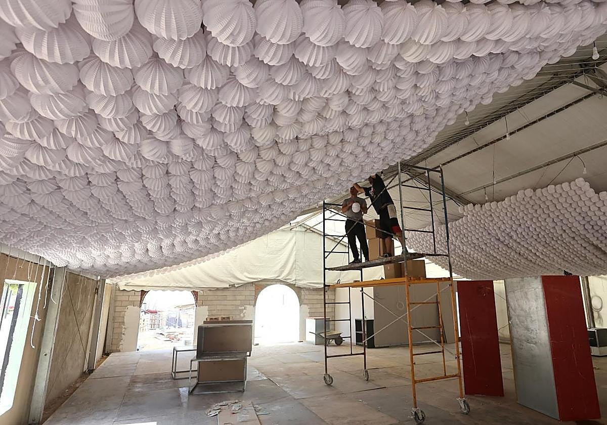 Imagen de archivo del montaje de una caseta de la Feria de Córdoba