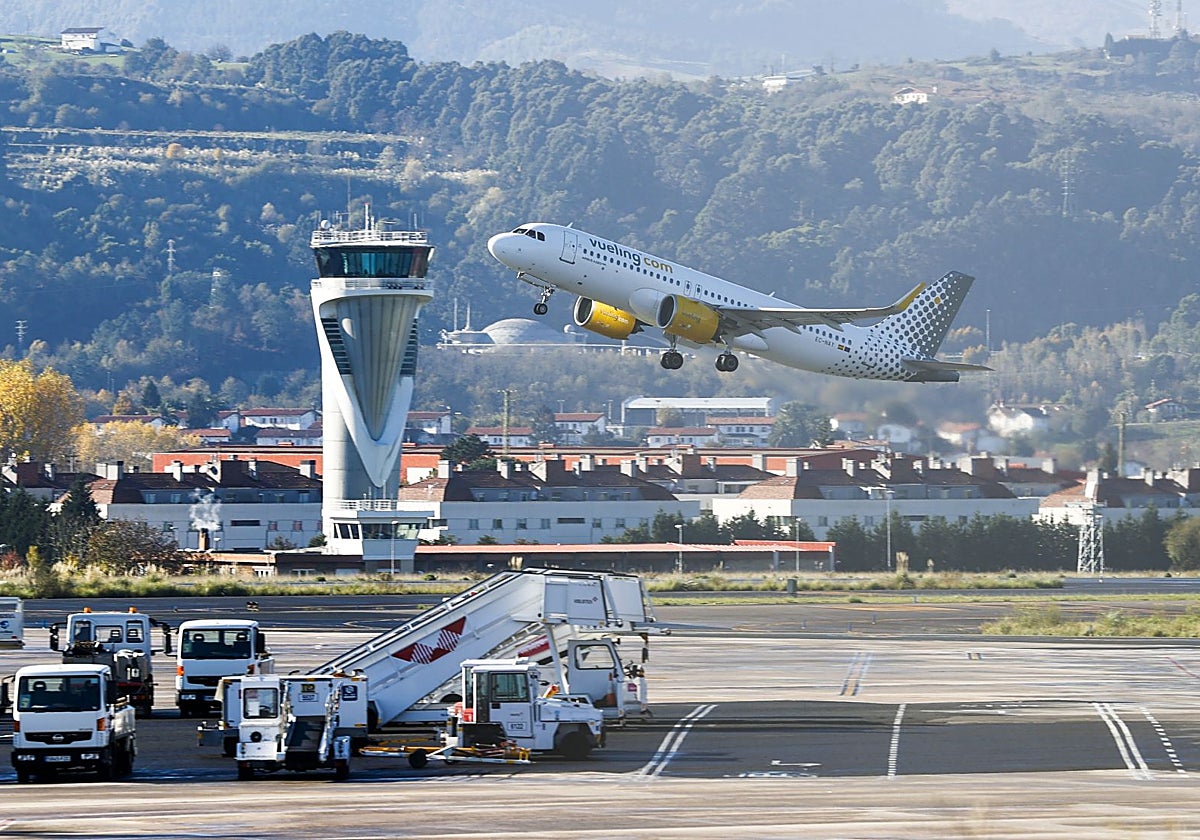 Avión despegando en el aeropuerto de Bilbao