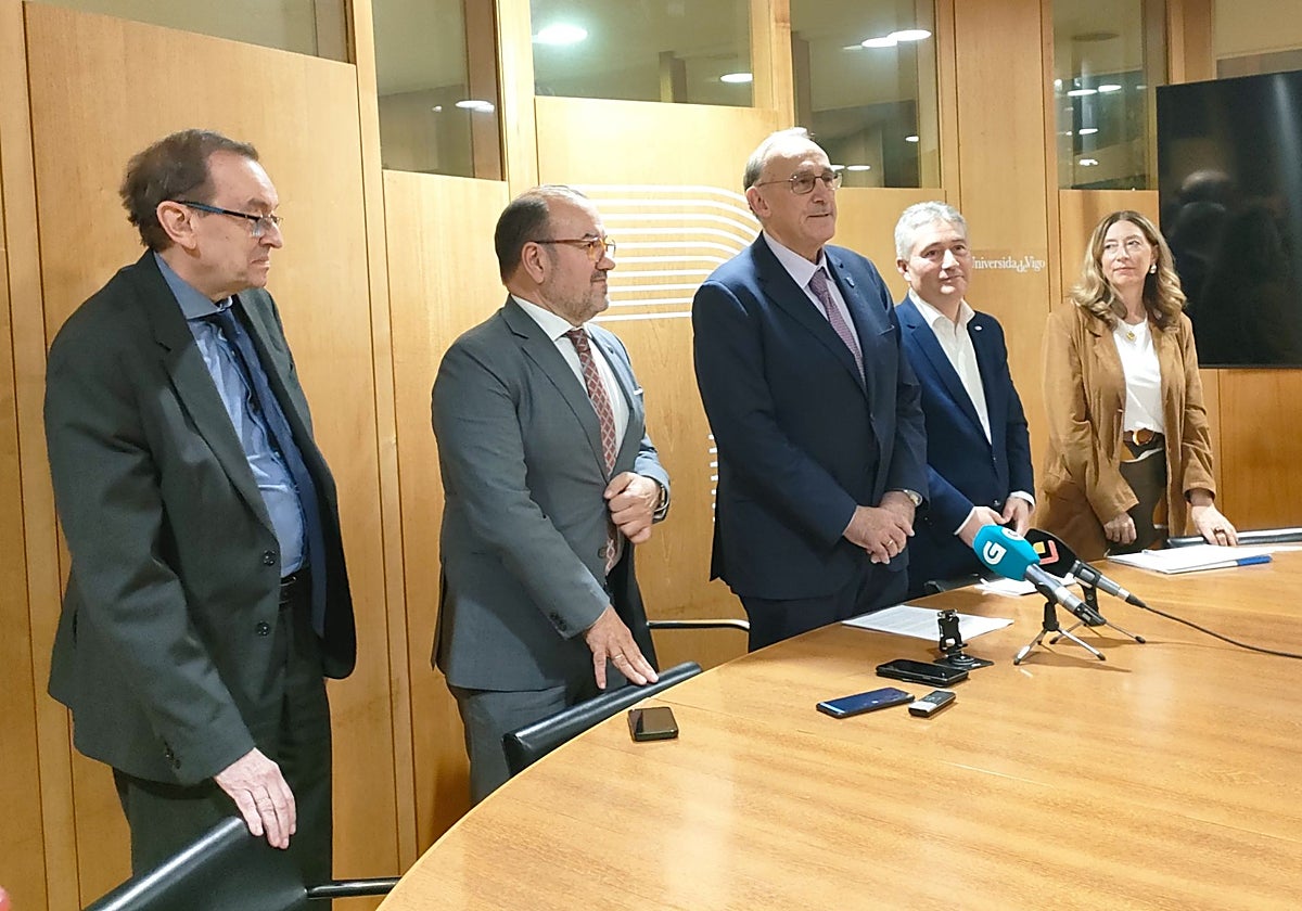 Los rectores de las tres universidades junto a los responsables de Educación y Sanidade