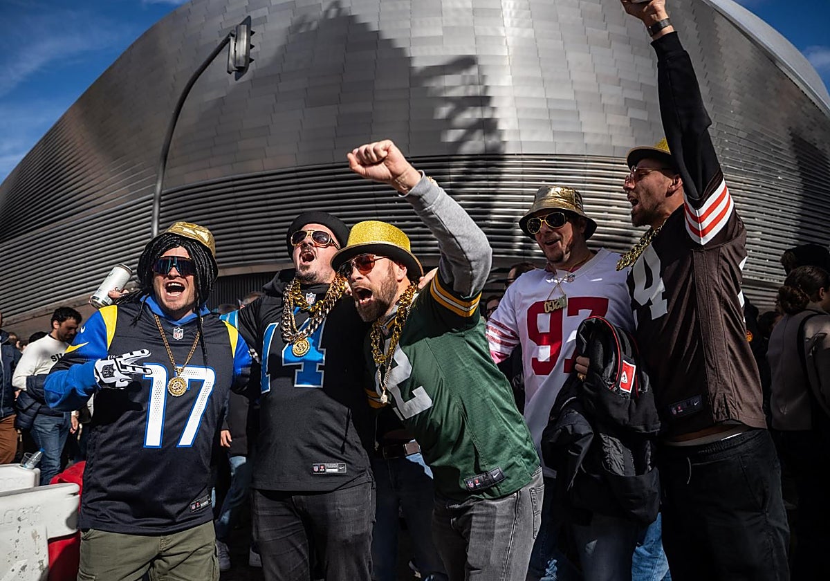 Aficionados de la NFL junto al Bernabéu, minutos antes del comienzo del encuentro entre los Washington Commanders y los Miami Dolphins