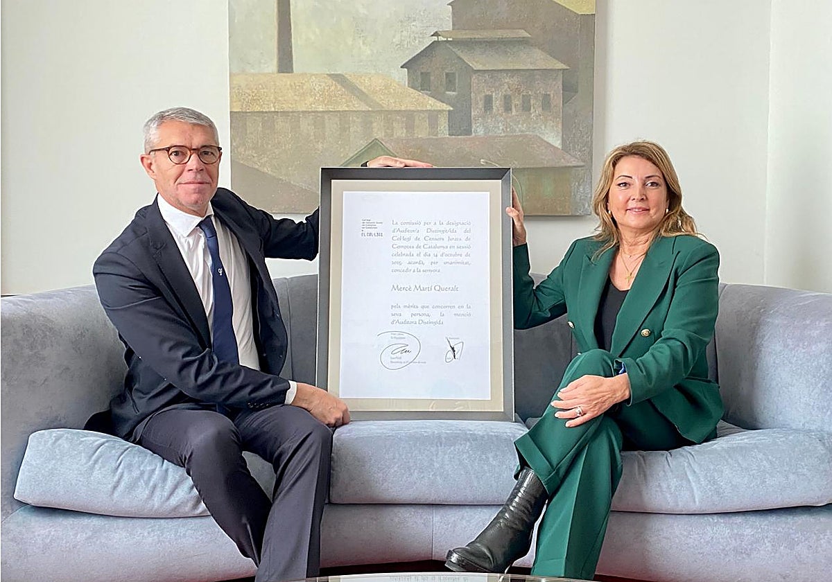 Mercè Martí recibe el premio de manos del presidente del CCJCC, Joan Vall.