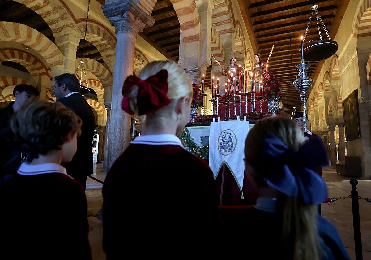 El paso de San Acisclo y Santa Victoria, este lunes, en el interior de la Catedral