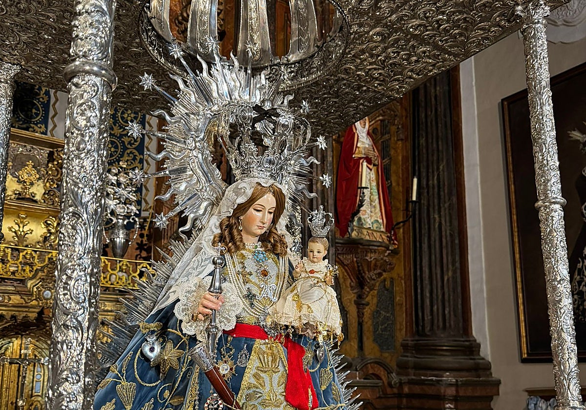 La Purísima Concepción de Puente Genil, en su templete de plata