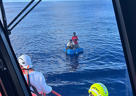 Rescatados dos cayucos e inmigrantes sobre balsas de bidones en El Hierro