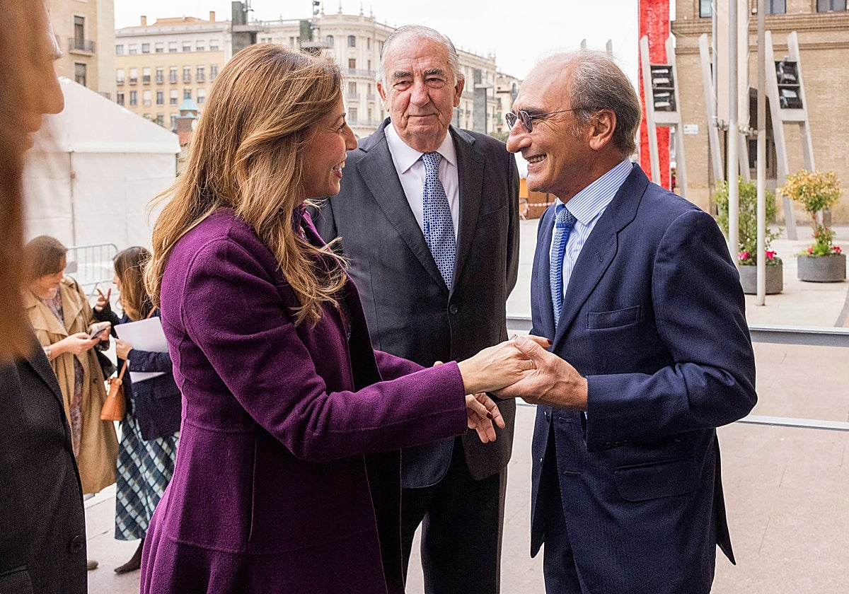 La alcaldesa de Zaragoza, Natalia Chueca, el presidente de Fundación Ibercaja, Amado Franco, y el presidente de la Fundación Eduardo Chillida-Pilar Belzunce, Luis Chillida, presentan la exposición «Eduardo Chillida. Soñar el espacio» en la sala de exposiciones La Lonja de Zaragoza