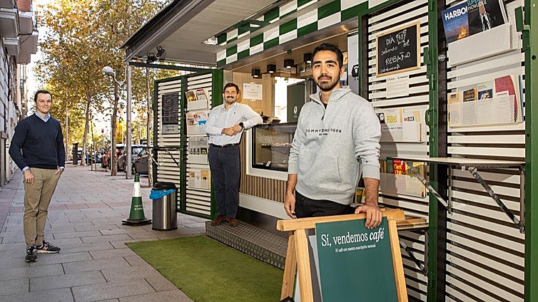 La moda del café de especialidad resucita quioscos de prensa de Madrid