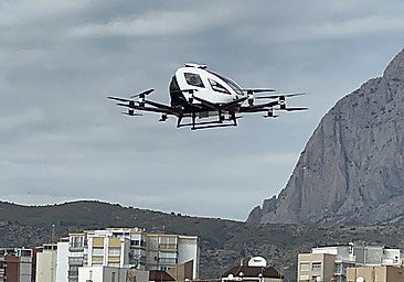 Un aerotaxi sin pasajeros vuela sobre Benidorm