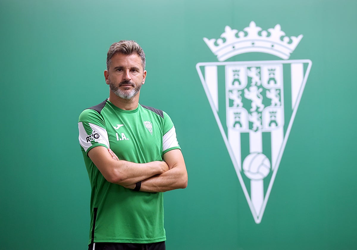 Iván Ania posa a cámara junto a el escudo del Córdoba CF