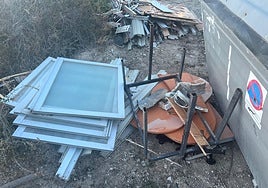 Multa de hasta 600 euros por tirar enseres en un paraje natural de El Campello