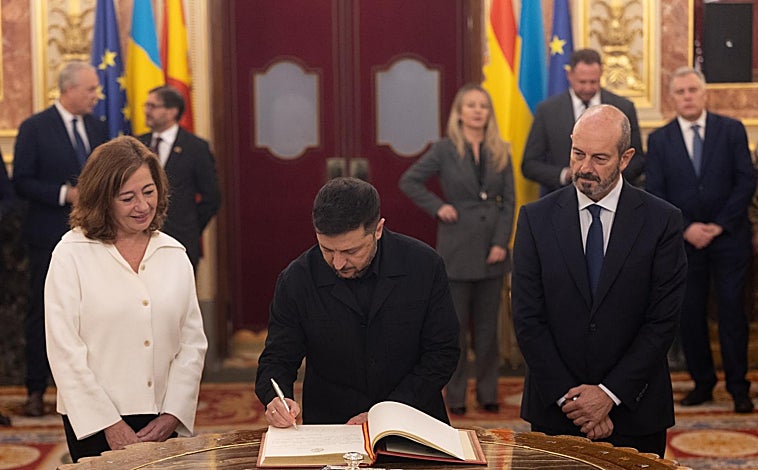 Imagen principal - Zelenski acude al Congreso para reunirse con Armengol y Rollán