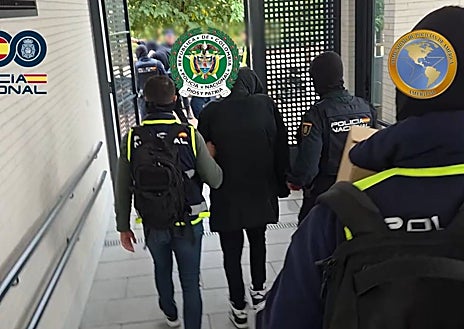 Imagem Secundária 1: Vizinhos protestam contra posseiros, agosto de 2024; Nas fotos abaixo, os agentes prendem os líderes da célula do Trem Aragua enquanto a unidade é vista de fora.