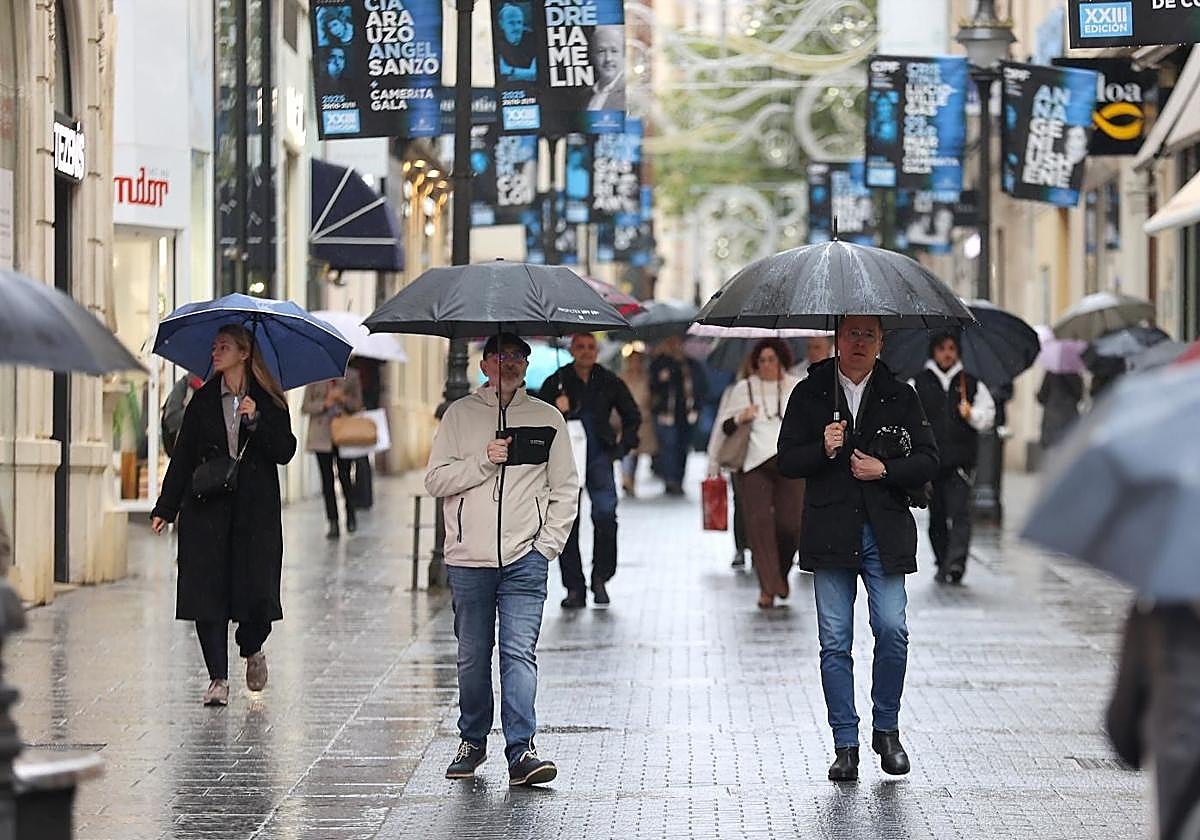 Viandantes bajo los paraguas en la capital cordobesa