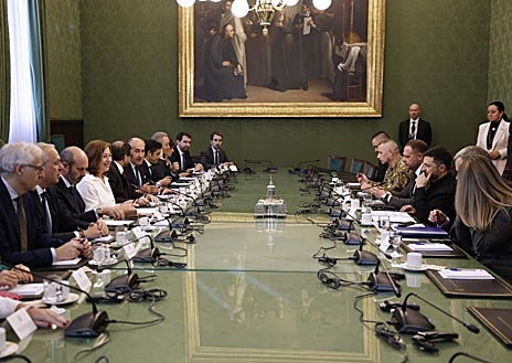 Imagen secundaria 1 - Zelenski acude al Congreso para reunirse con Armengol y Rollán