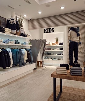 Imagen secundaria 2 - Distintas áreas de la tienda de Silbon en Miami