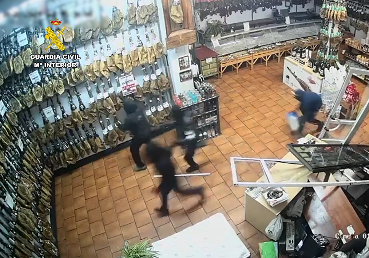 Instante en el que los ladrones acceden a robar jamones en la tienda de Lucena