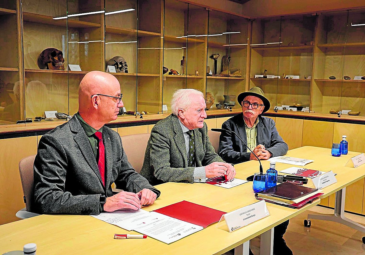El rector de la Universidad de Burgos, José Miguel García Pérez, el presidente de la Fundación Atapuerca, Antonio Miguel Mendéz Pozo, y su vicepresidente, Eudald Carbonero, durante la firma del convenio