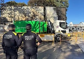 Barcelona desaloja el asentamiento de barracas de Bac de Roda tras el incendio con dos heridos