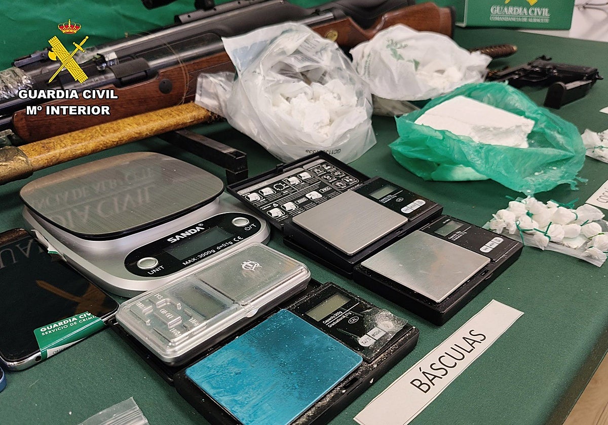 Material y estupefacientes intervenidos