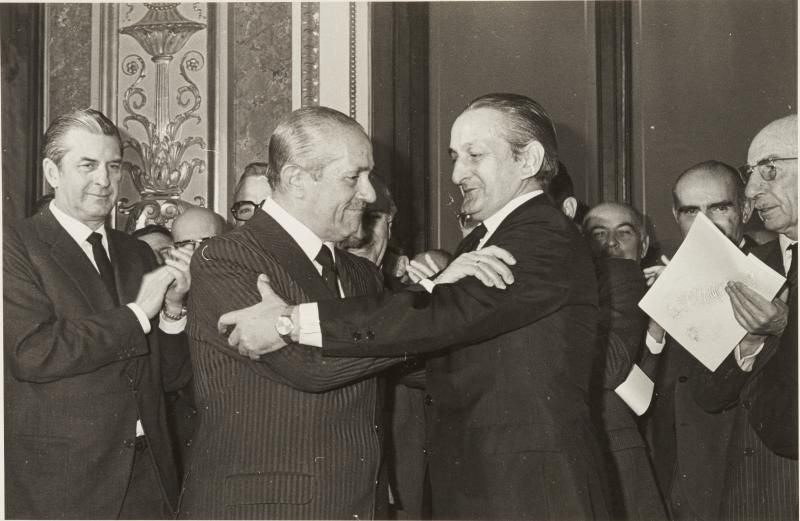 En diciembre de 1975, Torcuato Fernández-Miranda, el arquitecto de la Transición, tomó posesión como presidente de las Cortes. Él fue quien, junto con el Rey, convenció al Consejo del Reino para incluir a Adolfo Suárez en la terna de los candidatos para ser presidente del Gobierno