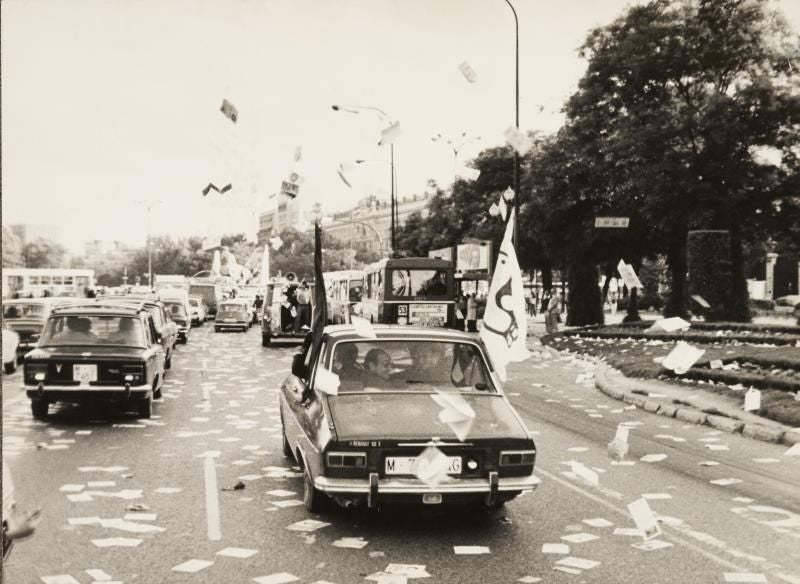 España convocó elecciones en 1977. Se celebraron en junio, apenas un año después de la puesta en marcha del Gobierno de Adolfo Suárez por encargo del Rey