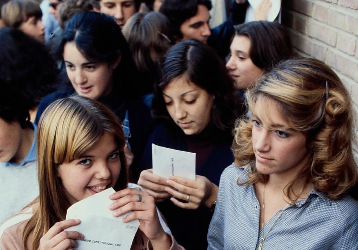 En la imagen, colas en los colegios electorales para votar en el referéndum constitucional de diciembre de 1978.