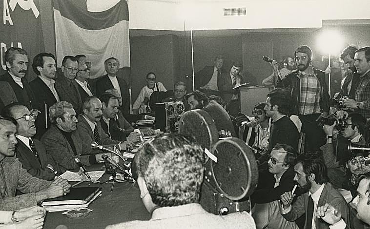 Imagem principal - de cima para baixo: conferência de imprensa de Santiago Carrillo após a legalização do PCE em abril de 1977. O cardeal Vicente Enrique y Tarancón apoiou as reformas de Suárez; e o general Gutiérrez Mellado foi o principal apoio do presidente na obtenção do controle do exército. 
