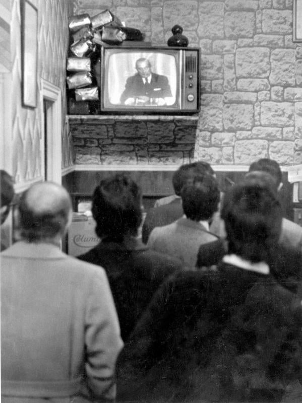 Carlos Arias Navarro anunció, a través de un mensaje televisado, que Franco había muerto el 20 de noviembre de 1975