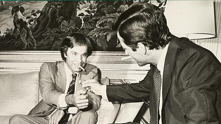 Suarez (UCD) venceu as primeiras eleições democráticas e Felipe Gonzalez (PSOE) foi uma grande surpresa no segundo lugar. A imagem foi tirada poucos dias depois das eleições.