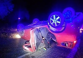 Detenido un conductor drogado tras saltarse un control policial y volcar en una rotonda en Reus (Tarragona)