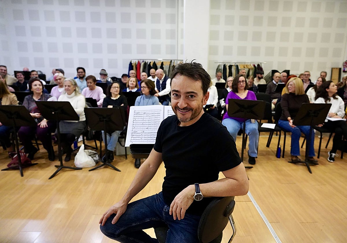 El director titular del Coro Calderón Lírico, Sergio Domínguez, durante un ensayo