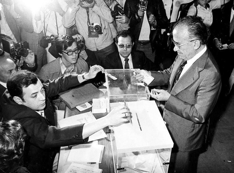 Santiago Carrillo, líder del PCE, votando en las primeras elecciones libres de la democracia en 1977